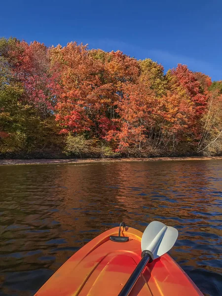 秋天的树叶与皮划艇在前景。五颜六色的秋天假期 — 图库照片