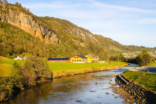 Küçük nehir ve dağ Norveç kırsal — Stok fotoğraf
