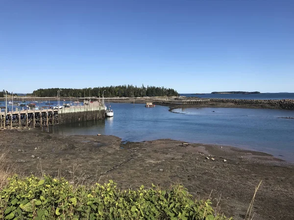 Deer Island fishing pier and boat — Stock Photo, Image