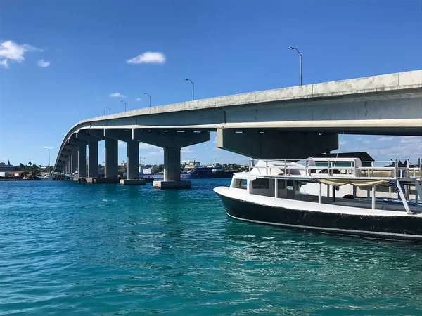 Na água em Nassau, Bahamas no Caribe — Fotografia de Stock