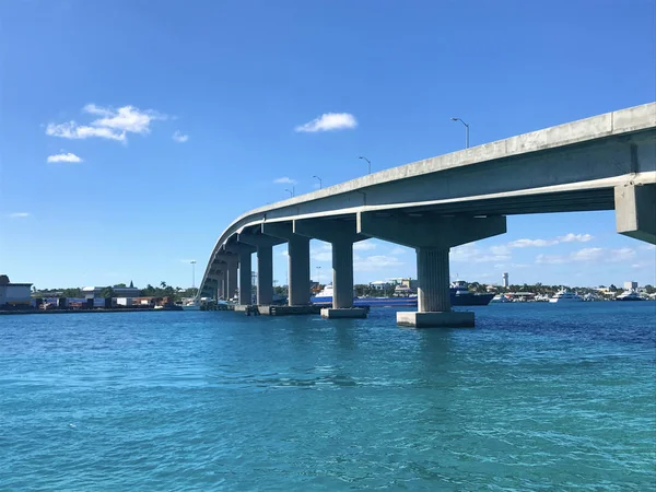 En el agua en Nassau, Bahamas en el Caribe con puente sho —  Fotos de Stock