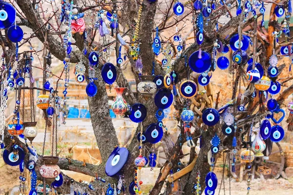 Nazars 汉在土耳其的一棵树上 — 图库照片