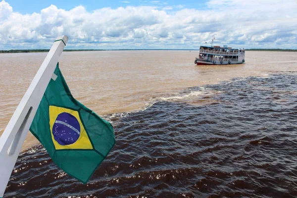 Encuentro de las aguas de Río Negro y Río Amazonas con Bandera — Foto de Stock