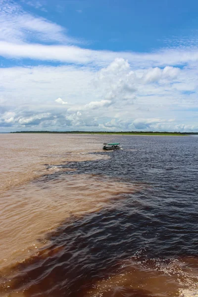 Встреча вод Рио-Негро и реки Амазонки — стоковое фото