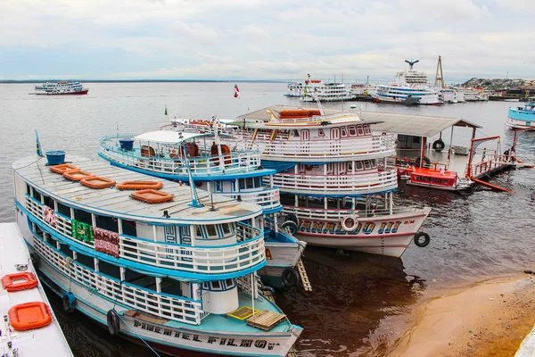 Transport båtar i Manaus, Brazil — Stockfoto