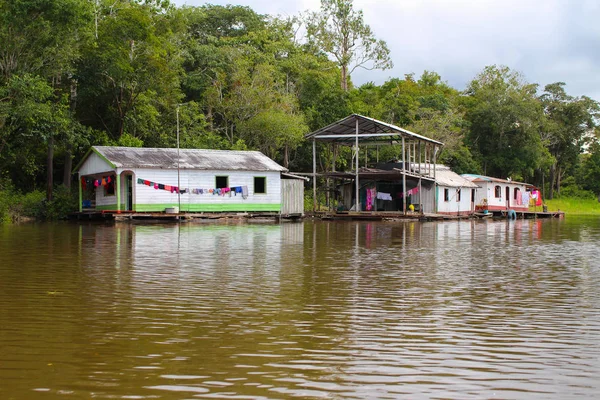 Αμαζόνιος Ποταμός σπίτια σε Amazonas, Βραζιλία — Φωτογραφία Αρχείου