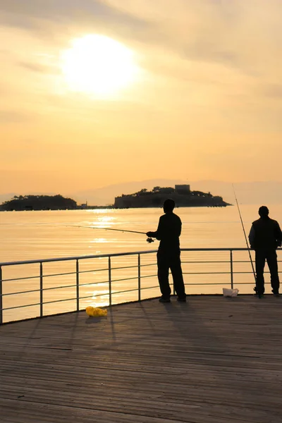 Visserij voor de kust de pier in Kusadasi, Turkije — Stockfoto