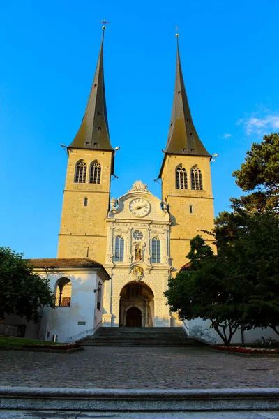 St. Leodegard Kilisesi Lucerne İsviçre 'de gün batımında — Stok fotoğraf