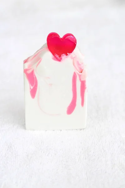 Sapone di San Valentino su un asciugamano bianco — Foto Stock