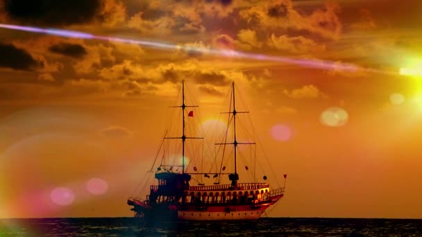 Ομίχλη πλοίο χρυσό, ηλιοβασίλεμα, ουρανός, θάλασσα — Αρχείο Βίντεο