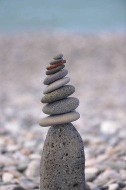  taş sahil, deniz arka planda çakıl yığını