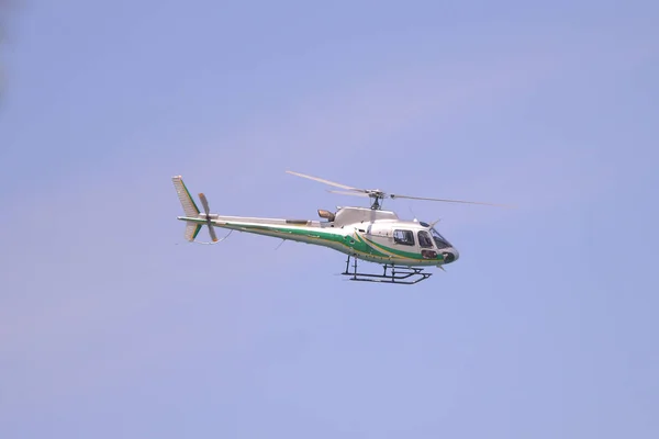 Zwarte helikopter tegen duidelijke blauwe hemel — Stockfoto