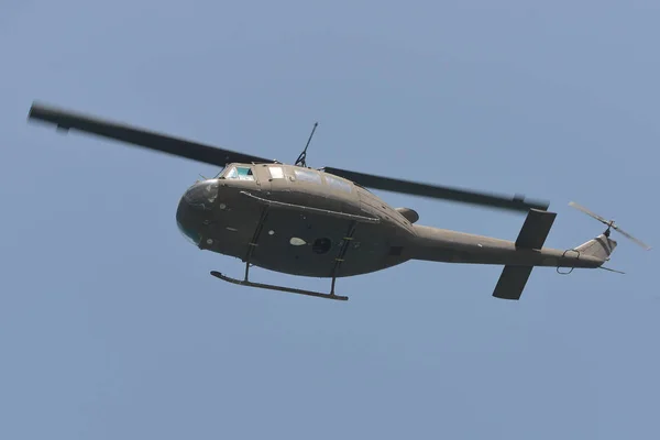 Czarny helikopter przeciwko jasne, Błękitne niebo — Zdjęcie stockowe