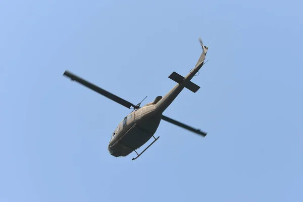 Hélicoptère noir contre ciel bleu clair — Photo