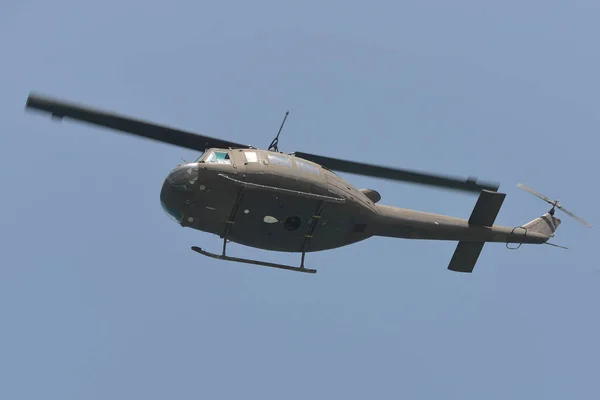 Schwarzer Hubschrauber vor blauem Himmel lizenzfreie Stockfotos