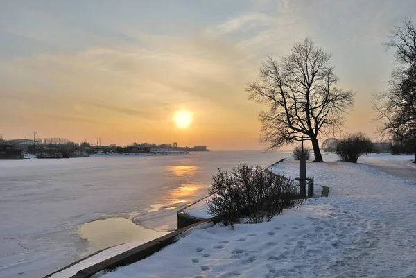 Zonsondergang in de prachtige gouden winter — Stockfoto