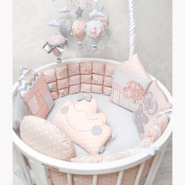 Sevimli ve soluk pembe bebek yatak için ayarla moda beşik yuvarlak