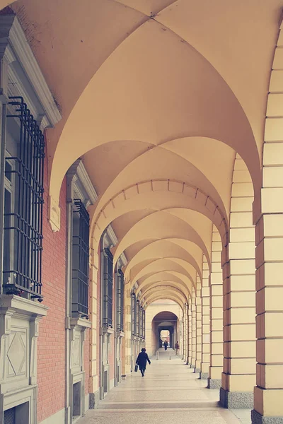 Древние портики Болоньи в Италии — стоковое фото