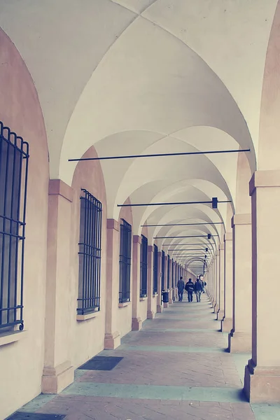 Oude portieken in Bologna in Italië — Stockfoto