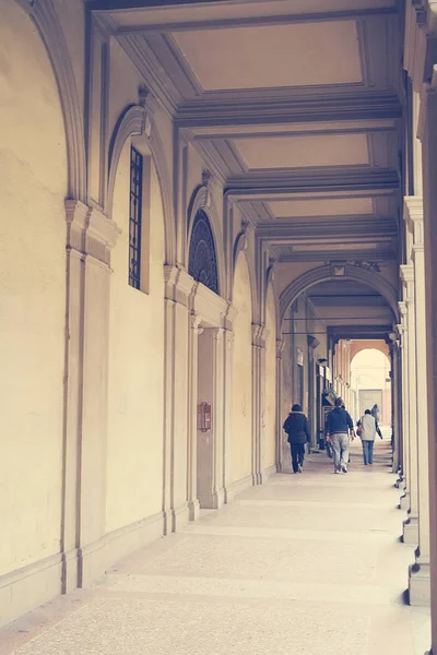 Oude portieken in Bologna in Italië — Stockfoto