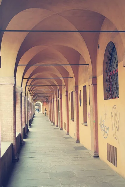 Starověké portiky v Bologni v Itálii — Stock fotografie