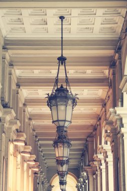 Kısma aydınlatma ile. Mimari detay