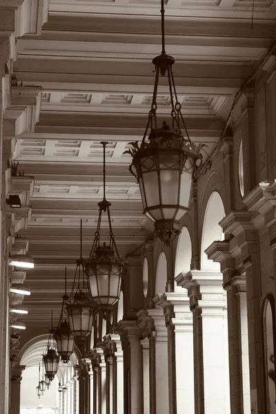Барельеф с освещением. Архитектурные детали — стоковое фото