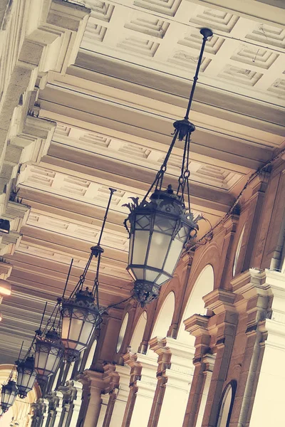 Kısma aydınlatma ile. Mimari detay