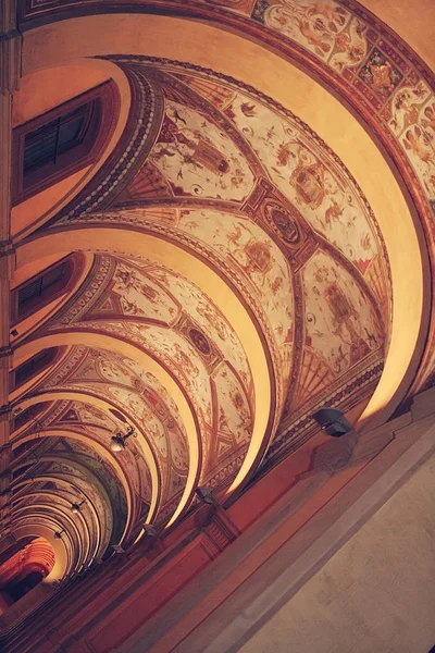 Kasa. Revaklı bir Bologna