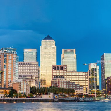 Londra - 26 Eylül 2016: Bina, Canary Wharf Londra - İngiltere'de güzel gece manzarası