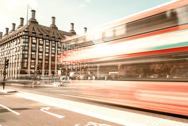 LONDON - SEPTEMBER 26, 2016: Red bus crosses Westminster Bridge, — Stock Photo, Image