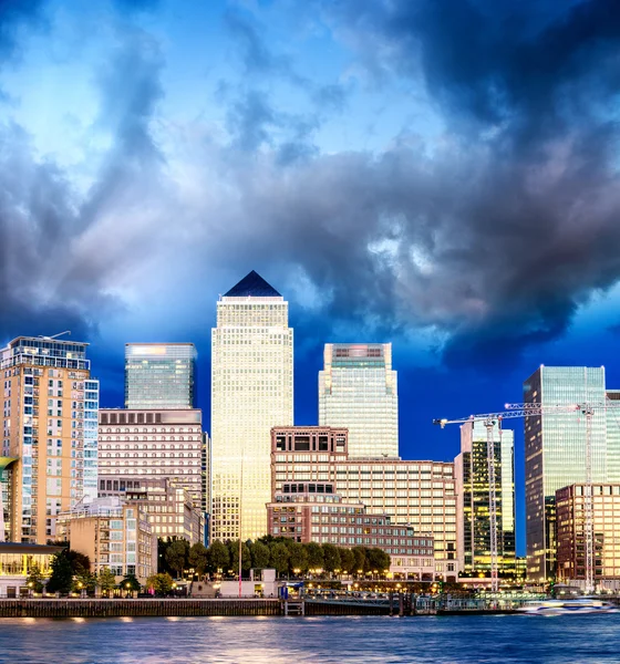 Canary Wharf gebouwen, prachtige skyline van Londen in de schemering — Stockfoto