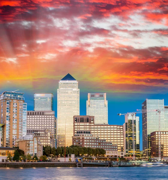 Edificios de Canary Wharf, hermoso horizonte de Londres al atardecer — Foto de Stock