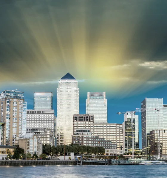 Edificios de Canary Wharf, hermoso horizonte de Londres al atardecer — Foto de Stock