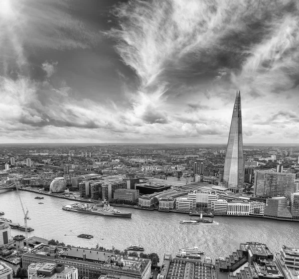 Vista aérea en blanco y negro del horizonte de Londres sobre el río Támesis , — Foto de Stock