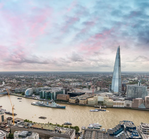 London, Großbritannien. Luftaufnahme von Gebäuden entlang der Themse bei Sonnenuntergang — Stockfoto