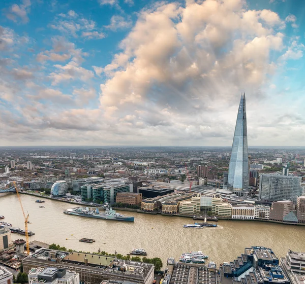 Skyline de Londres sobre el río Támesis, vista aérea en un día soleado —  Fotos de Stock