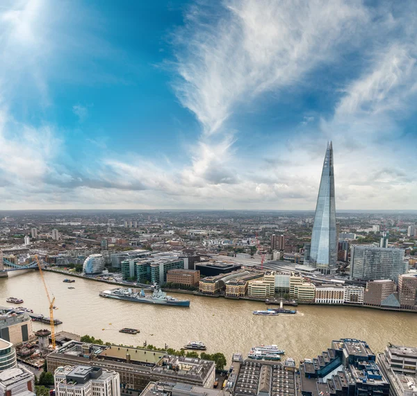 Londres, Reino Unido. Vista aérea de edifícios ao longo do rio Tâmisa ao sol — Fotografia de Stock