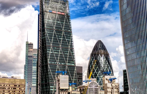 De Skyline van de stad van Londen op een mooie zonnige dag, Verenigd Koninkrijk — Stockfoto