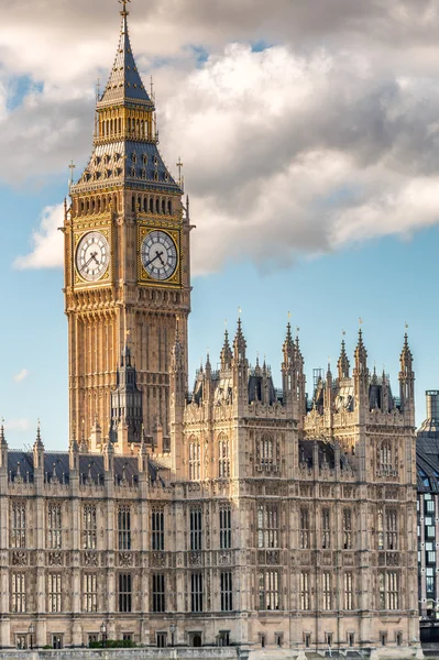 The Big Ben and Houses of Parliament against blue sky - London, — Stock Photo, Image
