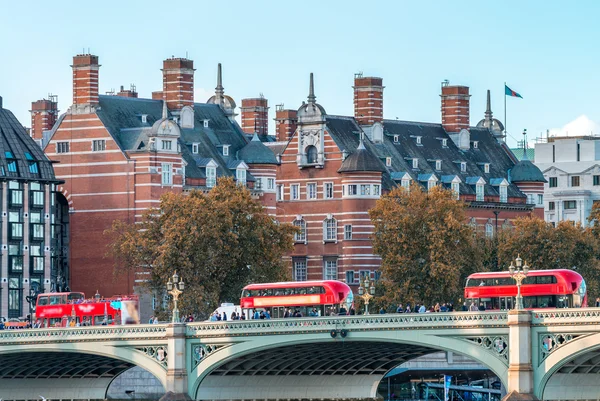 英国ロンドン - ウェストミン スター橋を渡る 3 つの赤いバス — ストック写真