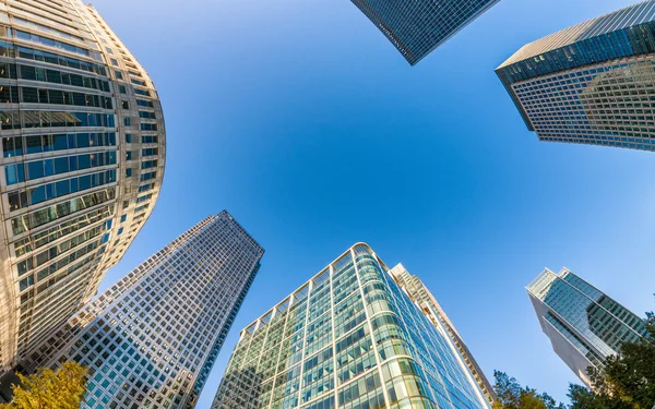 Londra kurumsal binalar, İngiltere'de yukarı doğru görünümü — Stok fotoğraf