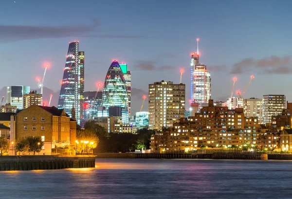 Fantastisk solnedgång färger över Londons stadssilhuett från Canary Whar — Stockfoto