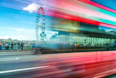 Turistler ve trafik Westminster Bridge, Londo boyunca hareketli hızlı