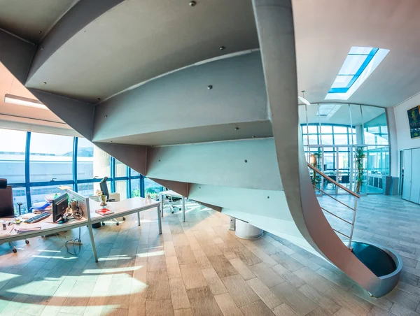 Modern lépcsőház - irodaház - üzleti koncepció — Stock Fotó
