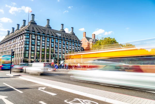 Touristes marchant le long des rues de Londres, vue floue — Photo