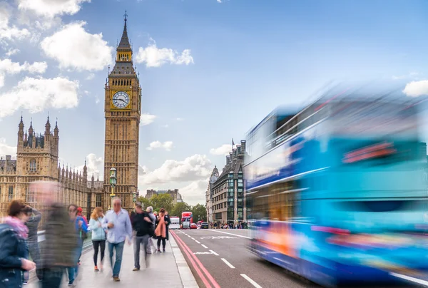 Fast moving tourists and traffic along Westminster Bridge, Londo — Stock Photo, Image