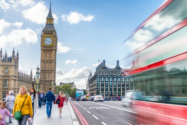 Turistas caminando por las calles de Londres, vista borrosa —  Fotos de Stock