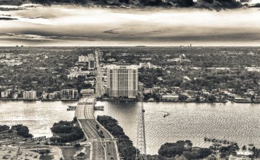 Miami alacakaranlıkta. Şehir merkezine Causeway Plajı'na