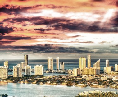 Binalar ve gün batımında Miami Beach manzarası